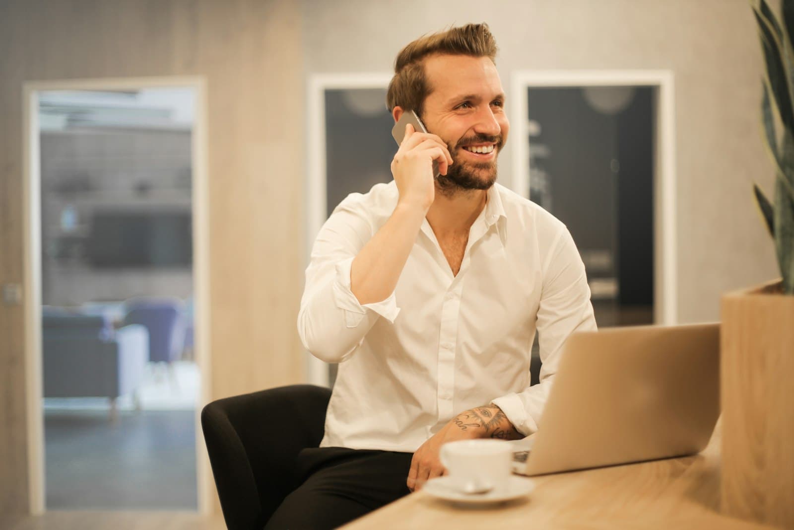 Person bei einem geschaeftlichen Telefonat