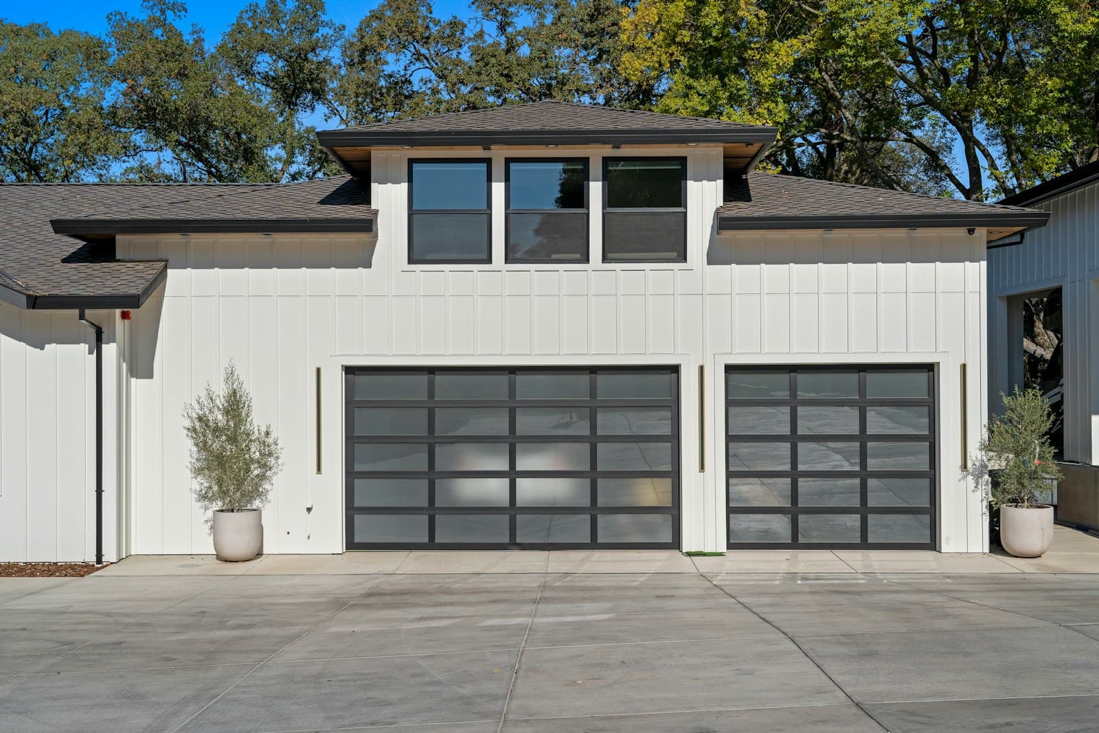 Moderne Hausfassade bei Tageslicht