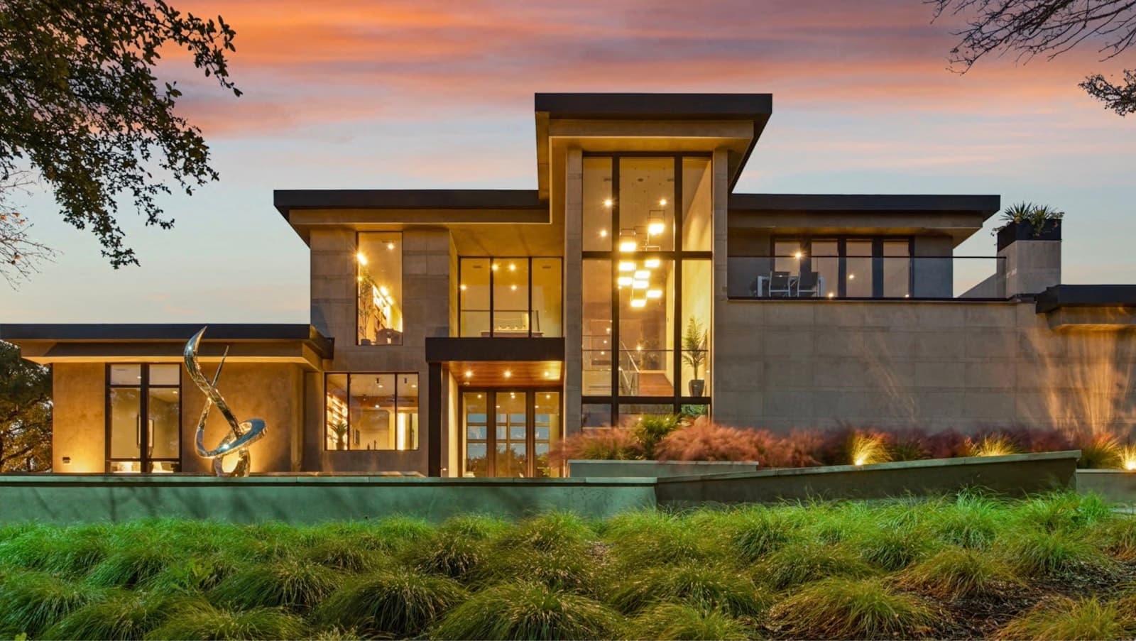 Moderne Luxus-Villa bei Daemmerung, fotorealistisch visualisiert
