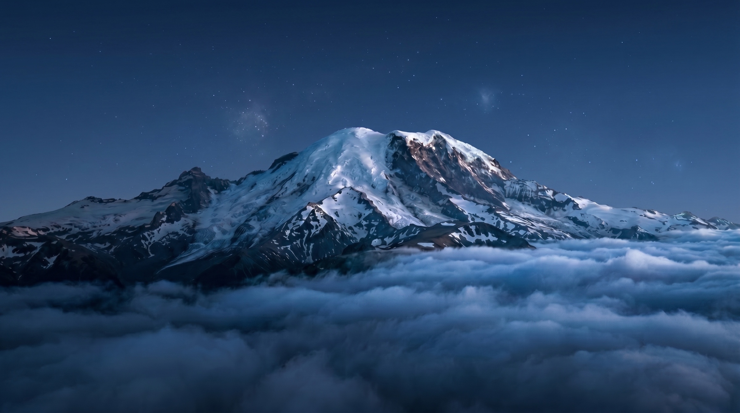 Bergkamm bei Nacht als Bild für Geschwindigkeit und Höhe